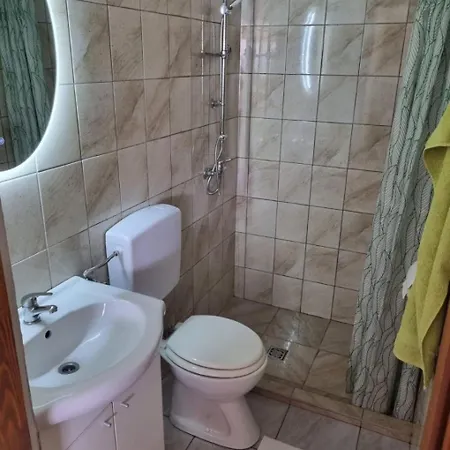 Apartment Mare - 20 M From Beach Sukosan