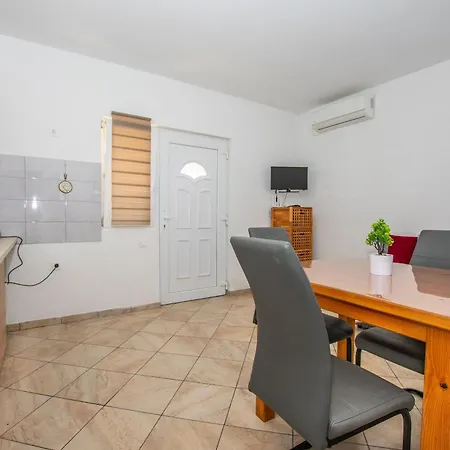 Mare - 20 M From Appartamento Sukošan
